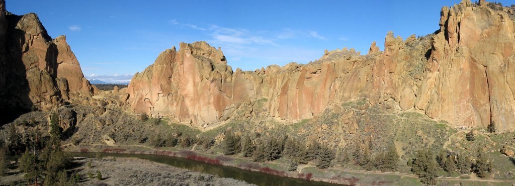 Panoramic photo of Smith Rock State Park with the river.
